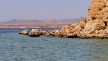 Mercan Resifi yakınlarındaki Kızıldeniz'deki Rocky Plajı. Mısır. Kızıldeniz Kıyısında tatil köyü.