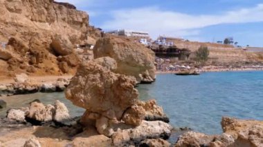 Mercan Resifi yakınlarındaki Kızıldeniz'deki Rocky Plajı. Mısır. Kızıldeniz Kıyısında tatil köyü.