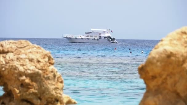 Cliffs and Pleasure Boats in the Red Sea on the Beach of Egypt — Stock Video