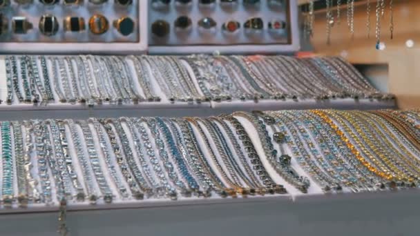 Κοσμήματα κατασκευασμένο από ασήμι στο παράθυρο κατάστημα — Αρχείο Βίντεο