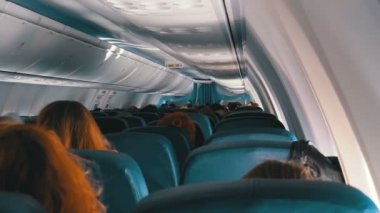 Uçuş Sırasında Sandalyelerde Oturan Yolcu Uçağının Kabin İçindeki Yolcular
