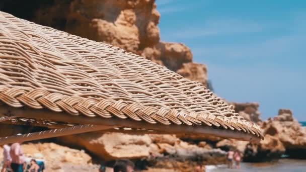 紅海にエジプトの傘とビーチ。サニー リゾート オン ロッキー コースト. — ストック動画