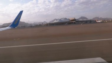 Havaalanı pist boyunca iniş sonra hareketli bir uçağın kanat penceresinde göster