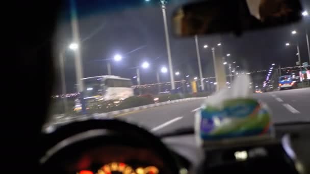 밤에 리조트 도시 주변을 타고 이집트에서 택시 드라이버의 뒷면에서 보기 — 비디오