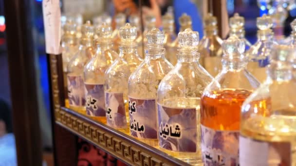 Aceite aromático y perfume en la tienda árabe. Egipto — Vídeo de stock