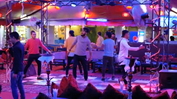 Les Égyptiens dansent pour les touristes dans le restaurant de rue à Naama Bay . — Video