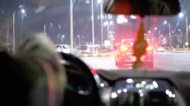 Mısır'da bir taksi şoförünün arkasından görünümü, kim gece tatil kenti etrafında sürmek