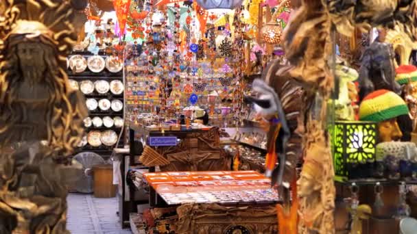 Tiendas de souvenirs egipcios para turistas en el antiguo mercado de la ciudad por la noche — Vídeos de Stock