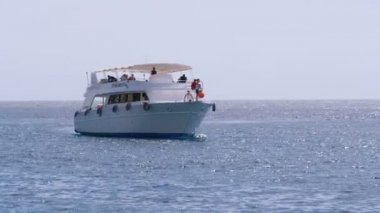 Gemide turistler ile Pleasure tekne Kızıldeniz, Mısır yelken.