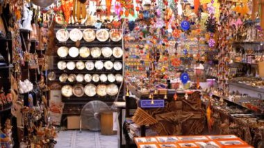 Mısır hediyelik eşya geceleri eski şehir pazarında turistler için dükkanlar