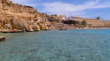 Mercan Resifi yakınlarındaki Kızıldeniz'deki Rocky Plajı. Mısır. Kızıldeniz Kıyısında tatil köyü.