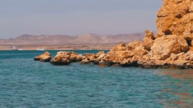 Mercan Resifi yakınlarındaki Kızıldeniz'deki Rocky Plajı. Mısır. Kızıldeniz Kıyısında tatil köyü.