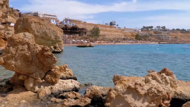 Rotsachtig strand aan de rode zee in de buurt van het koraalrif. Egypte. Resort aan de Rode Zeekust. — Stockvideo