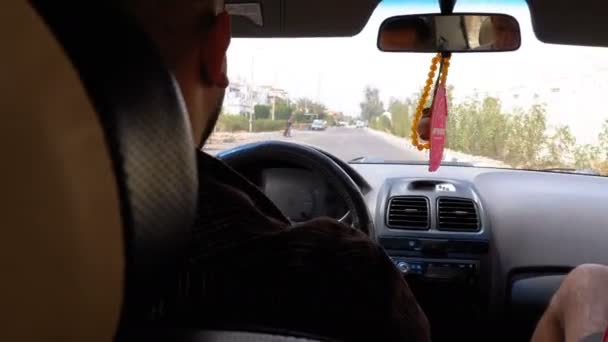 Mısır'da bir taksi şoförünün arkasından görünümü, kim gündüz tatil kenti etrafında sürmek — Stok video