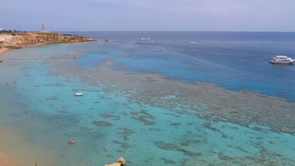 Пляж с зонтиками и шезлонгами в роскошном отеле на Красном море рядом с коралловым рифом. Египет . — стоковое видео