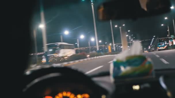 Uitzicht vanaf de achterkant van een taxichauffeur in Egypte, die 's nachts rond het Resort City rijdt — Stockvideo