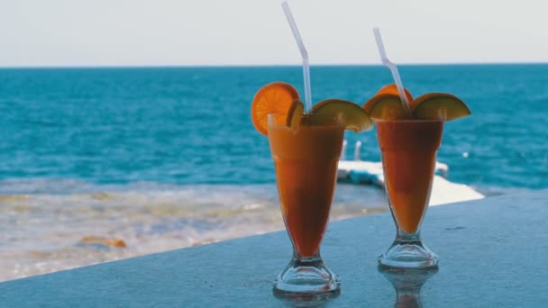 Экзотические коктейли на барной стойке на фоне Красного моря — стоковое видео
