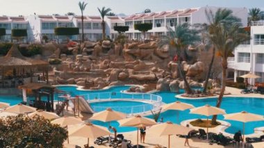 Mısır'da Lüks Mavi Yüzme Havuzu, Plaj Şemsiyeleri ve Şezlonglu Sunny Hotel Resort