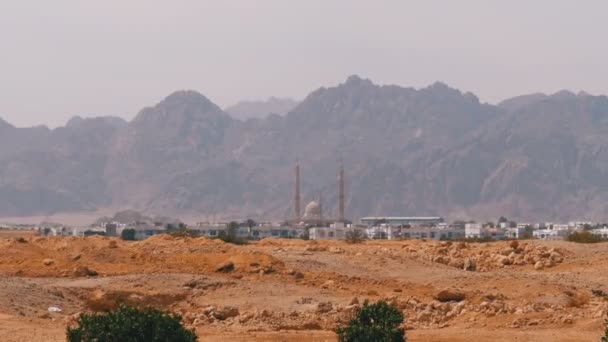 Panoramatický pohled na mešitu v poušti, horách a hotelech v Egyptě, Šarm aš šajch — Stock video