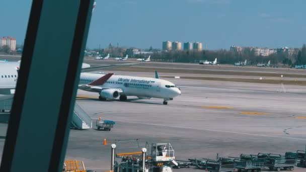 抵达的客机在机场跑道上移动 — 图库视频影像