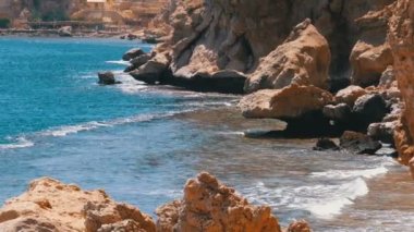 Mısır'daki Rocky Plajı. Mavi deniz ve mercan resifleri dalgalar ile kıyı şeridinde bir koyda Plaj. Yavaş Çekim