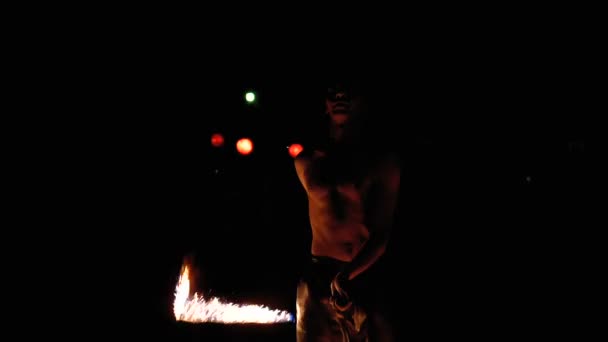 Вистава "Вогняне шоу" на сцені. Молода людина танцює з Вогненними шанувальниками на нічному шоу. Повільний рух — стокове відео