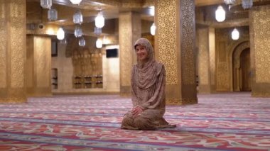 Kucağında Oturan Cübbeli Rahibe ve İslam Camii'nin Içinde Gülümsüyor. Mısır