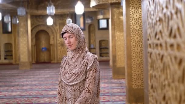 Woman Dressed in a Nuns Robe Stands Inside an Islamic Temple. Egypt — 비디오