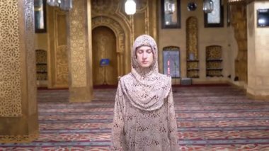 Bir İslam Camii içinde yürüyen bir Rahibe ön görünümü. Mısır