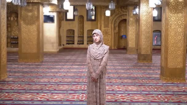 Woman Dressed in a Nuns Robe Stands Inside an Islamic Temple. Egypt — Stock Video