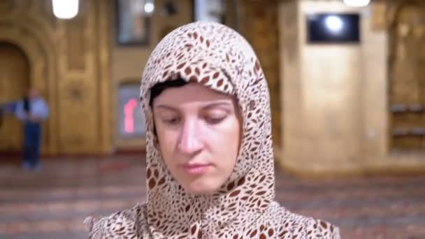 Vorderansicht einer Nonne, die im Inneren einer islamischen Moschee spaziert. Ägypten — Stockvideo