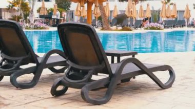 Mısır Tatil Köyü 'nde, Mavi Suyla Yüzme Havuzu' nun yanında güneşli bir yatak..