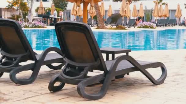 Шезлонги у бассейна с голубой водой на курорте Египет. — стоковое видео