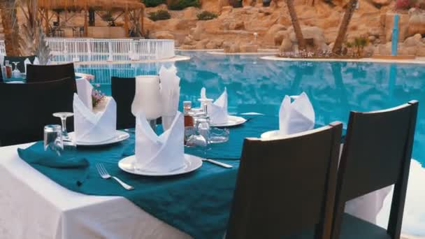 Geserveerd tafel bij het zwembad met blauw water in het resort van Egypte — Stockvideo