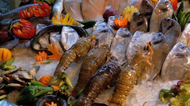 Pescado marino fresco se vende en el mostrador de la tienda en la calle — Vídeos de Stock