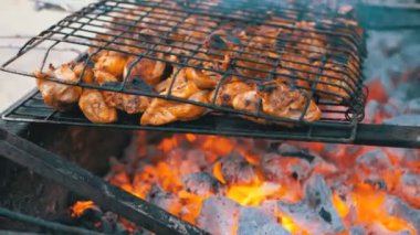 Tavuk Kebaplar Mavi Su ile Havuz tarafından Otelde bir Aşçı tarafından Büyük Izgara üzerinde pişirilir. Mısır