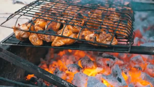 Kipkebabs worden gekookt op een grote Grill door een kok in het hotel bij het zwembad met blauw water. Egypte — Stockvideo