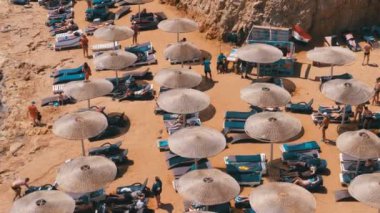 Kızıldeniz'de Mısır'da Şemsiye ve Şezlongile Bir Koy'da Rocky Beach.
