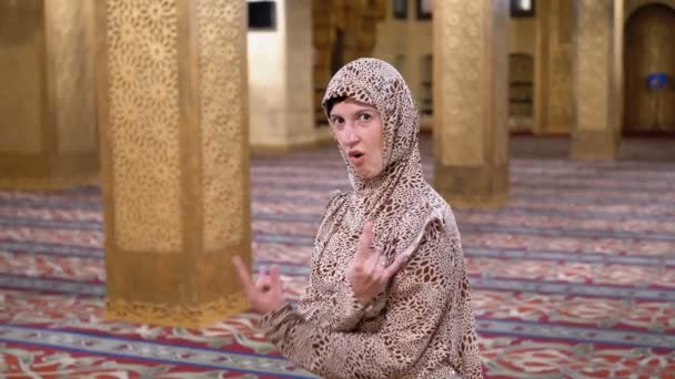 Nonne joyeuse à l'intérieur de la mosquée islamique montre des postures drôles et s'amuser. Égypte — Video