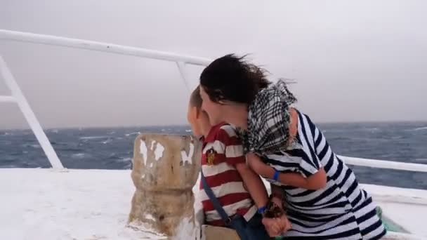 Mama z małym synem na łuku statku podczas burzy i silnego wiatru. — Wideo stockowe