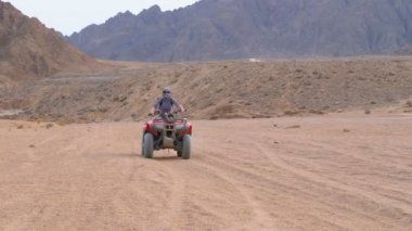 Mısır Çölü'nde Bir Quad Bike Rides Kız