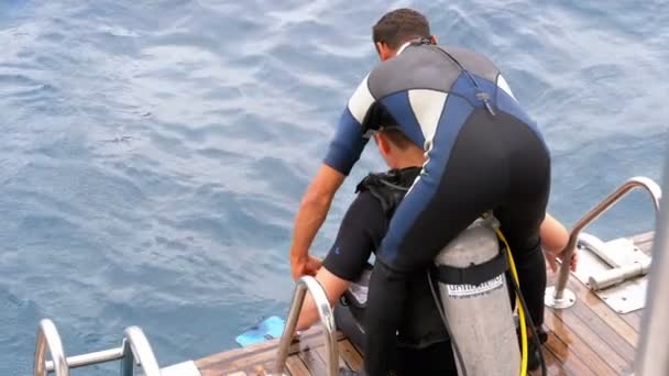 Buceadores preparándose para saltar del barco en el mar Rojo — Vídeo de stock