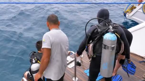 Buceadores preparándose para saltar del barco en el mar Rojo — Vídeo de stock