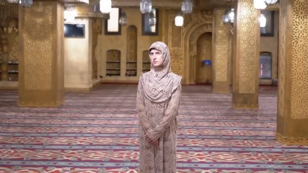 Freira em Robe fica dentro de uma mesquita islâmica. Egipto — Vídeo de Stock