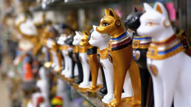 Estatuillas de gatos egipcios de piedra y otros productos en los estantes de las tiendas en Egipto — Vídeo de stock