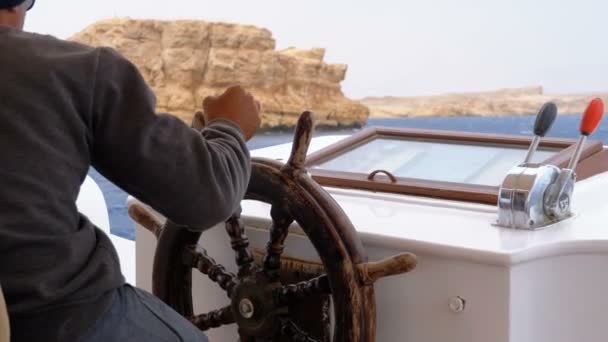 Capitán en el volante de un barco de recreo. Capitán controla el yate de mar — Vídeos de Stock