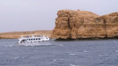 Turistler ile Pleasure Boat Kayalar arka planda Fırtınalı Denizi'nde Yelken. Mısır