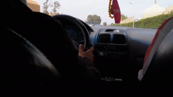 Pohled na zadní část taxikáře v Egyptě, který jezdí v letovisku den po městě — Stock video