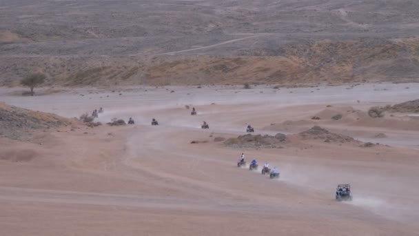 Grupo en Quad Bike Paseos a través del desierto en Egipto en el telón de fondo de las montañas. Conducción de vehículos todo terreno . — Vídeo de stock