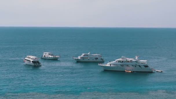 Barcos de recreo estacionados junto al arrecife de coral en el Mar Rojo. Egipto — Vídeos de Stock